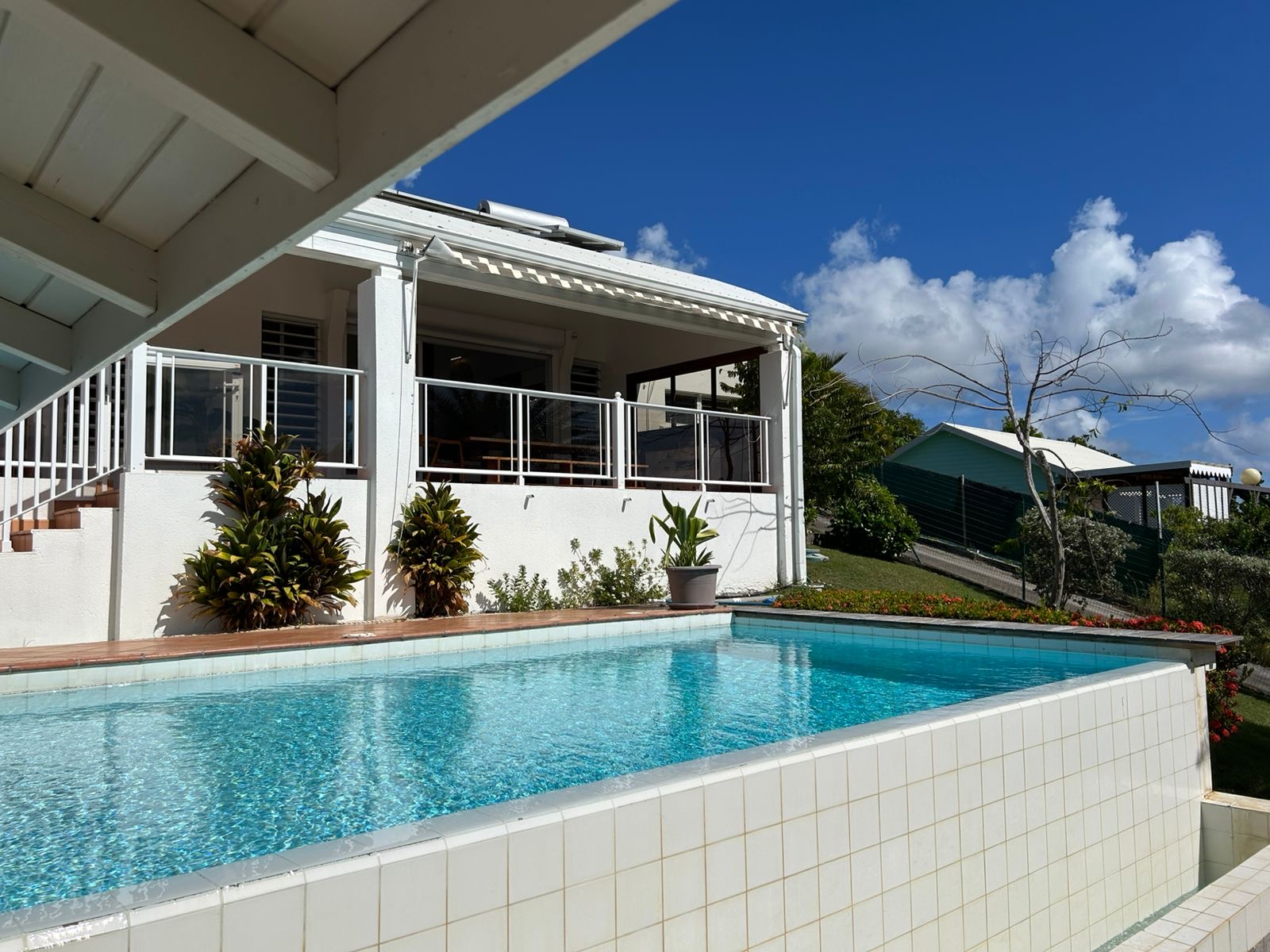 Piscine et terrasse de la Villa Maravistah